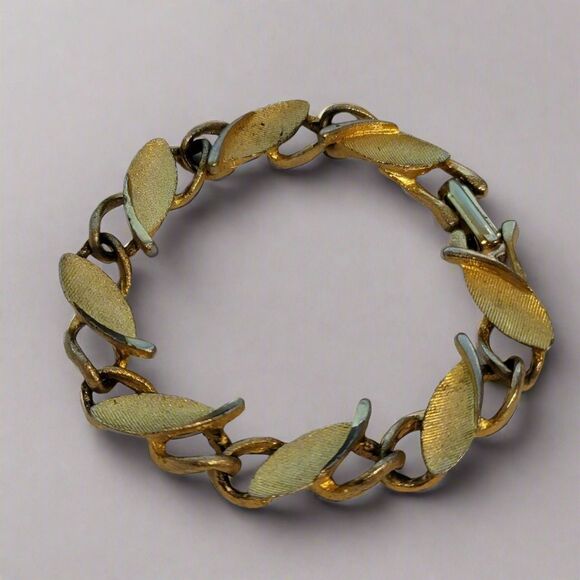 Vintage Gold Tone Bracelet - Picture 1 of 11